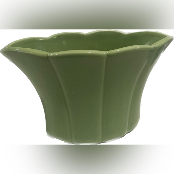 Vintage Trenton pottery vase in green - Picture 1 of 7